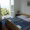 Pokoje Kozarica 14953, Kozarica - Dvoulůžkový pokoj 1 s manželskou postelí, balkonem a výhledem na moře -  