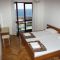 Apartmány a pokoje Milna 2888, Milna (Hvar) - Dvoulůžkový pokoj 4 s manželskou postelí, balkonem a výhledem na moře -  