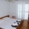 Apartmány a pokoje Milna 2888, Milna (Hvar) - Dvoulůžkový pokoj 5 s manželskou postelí, balkonem a výhledem na moře -  