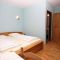 Pokoje Peroj 3451, Peroj - Dvoulůžkový pokoj 1 s manželskou postelí a terasou -  