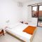 Pokoje Podaca 3681, Podaca - Dvoulůžkový pokoj 6 s manželskou postelí a balkónem -  