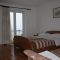 Apartmány a pokoje Klenovica 3982, Klenovica - Dvoulůžkový pokoj 1 s manželskou postelí, balkonem a výhledem na moře -  