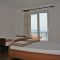 Апартаменты и комнаты Klenovica 3982, Klenovica - Двухместный номер 2 с 1 кроватью, балконом и видом на море -  