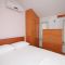 Apartmanok és szobák Rogoznica 4058, Rogoznica - Szoba kétszemélyes ággyal 1 -  saját fürdőszobával -  