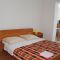 Zimmer Jakišnica 4159, Jakišnica - Doppelzimmer 1 mit Terrasse und Meerblick -  