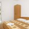 Pokoje Mandre 4204, Mandre - Dvoulůžkový pokoj 4 s manželskou postelí, balkonem a výhledem na moře -  