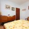 Zimmer Maslinica 5115, Maslinica - Vierbettzimmer 1 mit Terrasse und Meerblick -  
