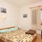 Apartmány a pokoje Vrbnik 5212, Vrbnik - Dvoulůžkový pokoj 2 s manželskou postelí a terasou -  