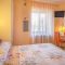 Apartmanok és szobák Vrbnik 5213, Vrbnik - Szoba kétszemélyes ággyal 2 -  saját fürdőszobával -  