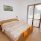 Ferienwohnungen und Zimmer Njivice 5293, Njivice - Doppelzimmer 3 mit Terrasse - Zimmer