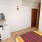 Apartmanok és szobák Njivice 5293, Njivice - Szoba kétszemélyes ággyal 4 -  terasszal - Szoba