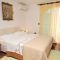 Pokoje Baška 5298, Baška - Dvoulůžkový pokoj 1 s manželskou postelí, balkonem a výhledem na moře -  