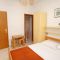 Sobe Baška 5313, Baška - Dvokrevetna soba 1 s bračnim krevetom, terasom i pogledom na more -  