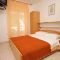 Pokoje Baška 5313, Baška - Dvoulůžkový pokoj 2 s manželskou postelí a terasou -  