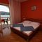 Apartmanok és szobák Tisno 5928, Tisno - Szoba kétszemélyes ággyal 1 -  terasszal és kilátással a tengerre - Szoba