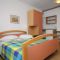 Apartmanok és szobák Petrčane - Punta Skala 6029, Petrčane - Punta Skala - Szoba kétszemélyes ággyal 1 -  terasszal és kilátással a tengerre -  