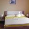 Apartmány Vodice 6030, Vodice - Dvoulůžkový pokoj 1 s manželskou postelí a terasou -  