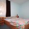 Pokoje Funtana 6327, Funtana - Dvoulůžkový pokoj 1 s manželskou postelí, balkonem a výhledem na moře -  