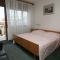 Apartmány a pokoje Selce 6506, Selce - Dvoulůžkový pokoj 3 s manželskou postelí a balkónem -  