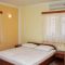 Apartmanok és szobák Rogoznica 6631, Rogoznica - Szoba kétszemélyes ággyal 1 -  terasszal és kilátással a tengerre -  