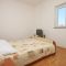 Апартаменты и комнаты Starigrad 7041, Starigrad - Двухместный номер 1 с 1 двуспальной кроватью и дополнительной кроватью -  