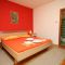 Ferienwohnungen und Zimmer Makarska 7120, Makarska - Doppelzimmer 1 mit Balkon und Meerblick -  