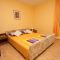 Ferienwohnungen und Zimmer Makarska 7164, Makarska - Doppelzimmer 1 mit eigenem Bad -  