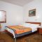 Apartmány a pokoje Novigrad 7227, Novigrad - Dvoulůžkový pokoj 1 s manželskou postelí a terasou -  