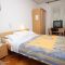Apartmány a pokoje Novigrad 7227, Novigrad - Dvoulůžkový pokoj 3 s manželskou postelí a terasou -  