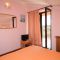 Apartmanok és szobák Novigrad 7241, Novigrad - Szoba kétszemélyes ággyal 1 -  terasszal és kilátással a tengerre -  