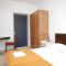 Apartmány a pokoje Vabriga 7257, Vabriga - Dvoulůžkový pokoj 2 s manželskou postelí a terasou -  