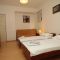 Pokoje Medulin 7402, Medulin - Dvoulůžkový pokoj 1 s manželskou postelí a terasou -  