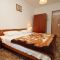 Pokoje Medulin 7402, Medulin - Dvoulůžkový pokoj 8 s manželskou postelí a terasou -  