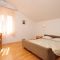 Апартаменты и комнаты Božava 8125, Božava - Двухместный номер 1 с 1 двуспальной кроватью и дополнительной кроватью -  