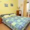 Apartmány a pokoje Ivan Dolac 9119, Ivan Dolac - Dvoulůžkový pokoj 3 s manželskou postelí, balkonem a výhledem na moře -  
