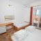 Apartments and rooms Plat 9218, Plat - Double room 1 with Terrace and Sea View -  
