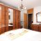 Rooms Split 9439, Split - Quadruple Room 1 with Extra Bed -  